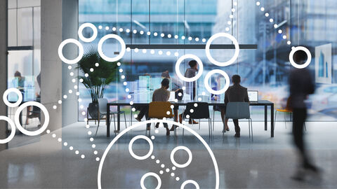 Menschen sitzen in einem Büro