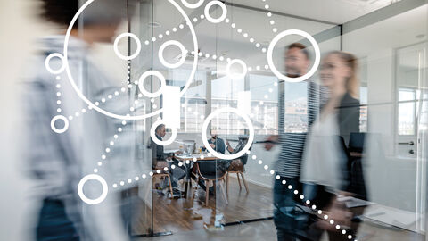 Menschen sitzen in einem Büro