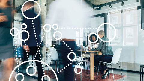 Menschen sitzen in einem Büro