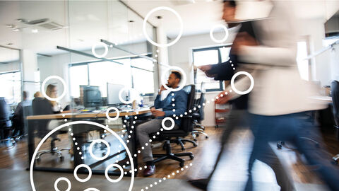 Menschen sitzen in einem Büro